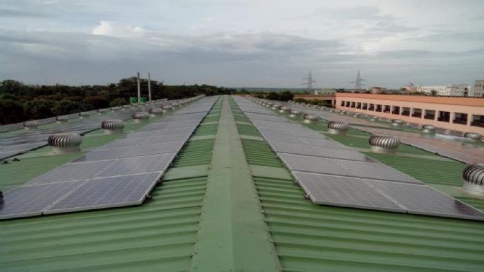 Ηλιακή εγκατάσταση σε ταράτσα στην Ινδία