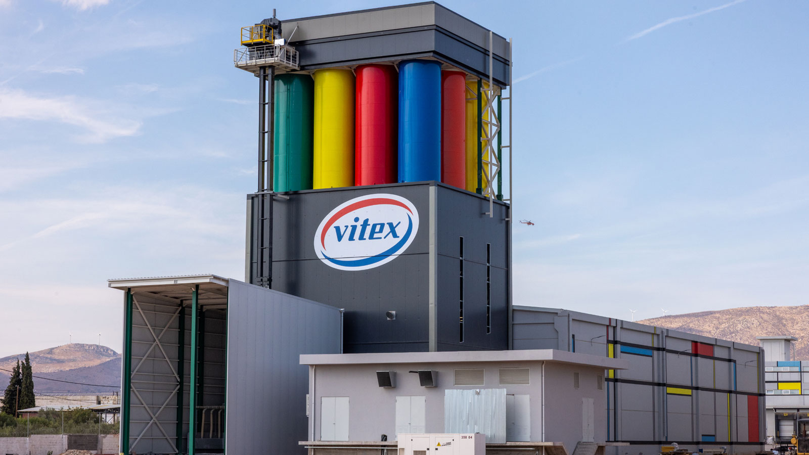 Ο «Χρωμόπυργος» της Vitex που αλλάζει τα δεδομένα στην παραγωγή δομικών χημικών