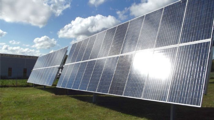 Η δυνατότητα κλίσης του φτάνει τις  50 μοίρες και σε συνδυασμό με τον έξυπνο αισθητήρα καταφέρνει να ευθυγραμμίζει τα Φ/Β προς την καλύτερη δυνατή γων