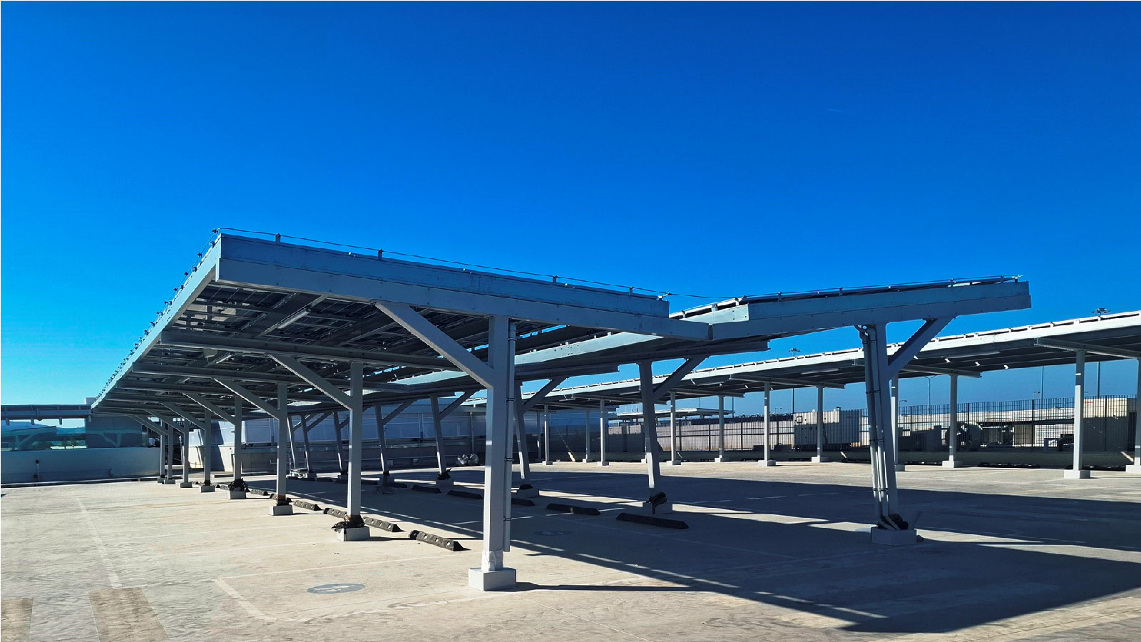 Δίρριχτο σύστημα στήριξης ΦΒ σταθμού οχημάτων Μεταλουμίν M-CPS-224L