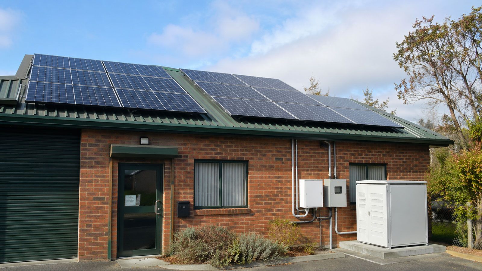 Επαγγελματικό κτίριο με φωτοβολταϊκά και σύστημα αποθήκευσης ενέργειας.