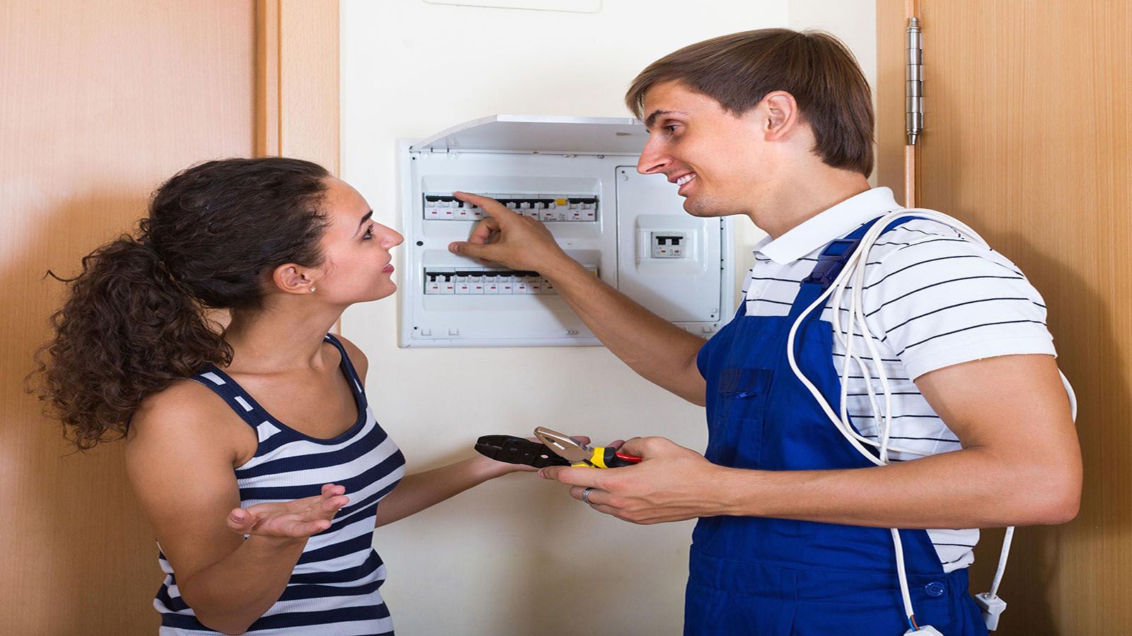 Γερασμένα τα κτίρια στην Ελλάδα - στα όρια οι ηλεκτρικές εγκαταστάσεις