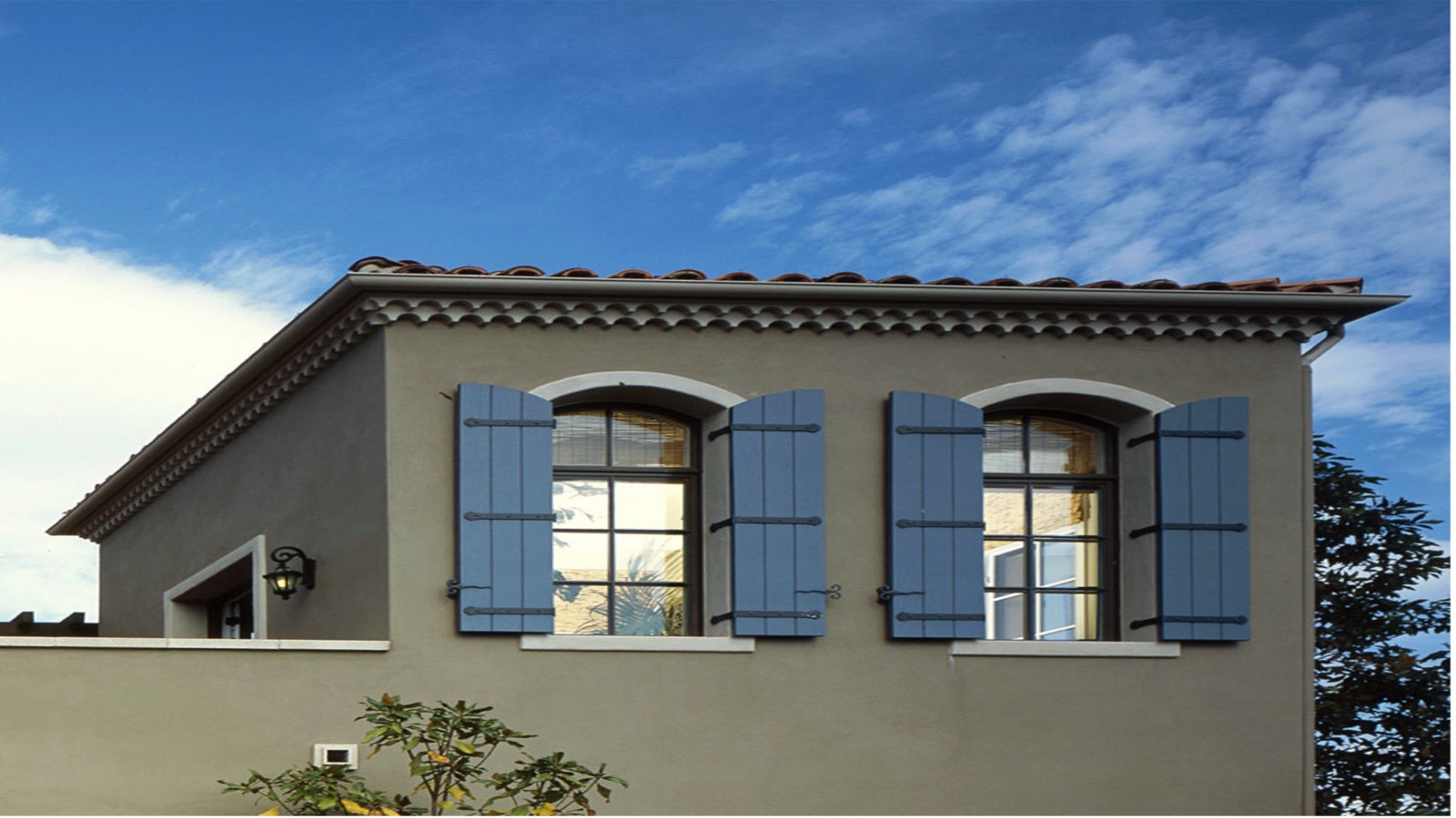 Εφαρμογή ενεργειακού χρώματος σε εξωτερικό τοίχο κατοικίας για θερμομόνωση και προστασία από υγρασία.