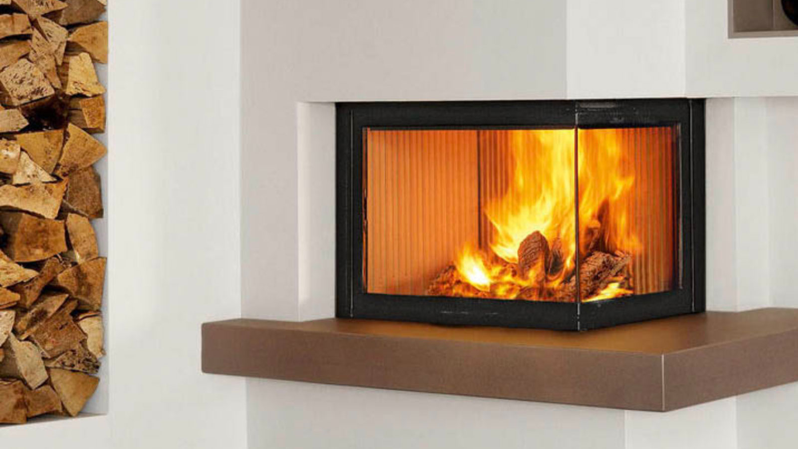 Ενεργειακό τζάκι σε σαλόνι που ζεσταίνει όλο το σπίτι οικονομικά.