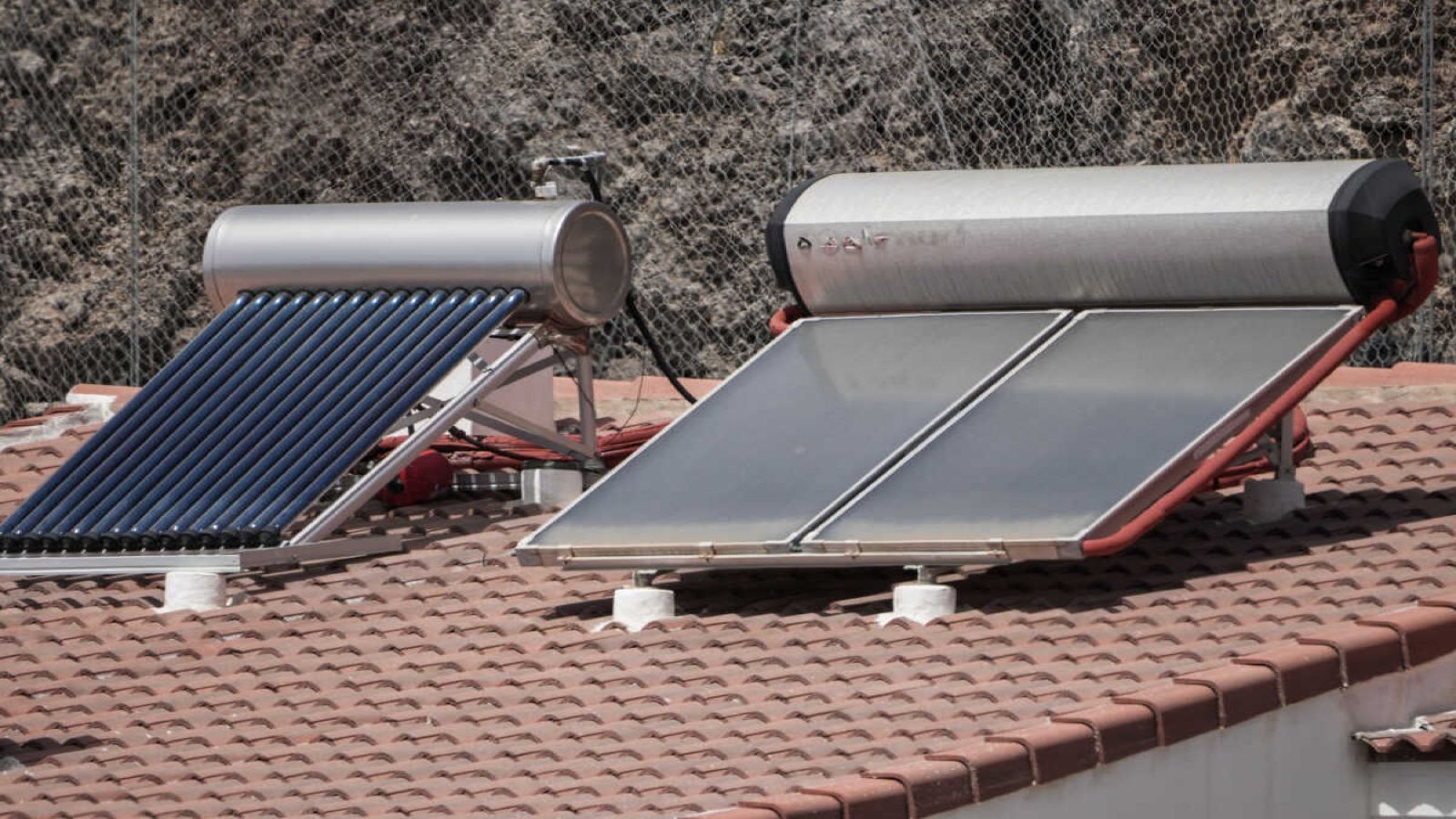 Πώς να αξιοποιήσεις τον ήλιο για ζεστό νερό και οικονομία όλο τον χρόνο