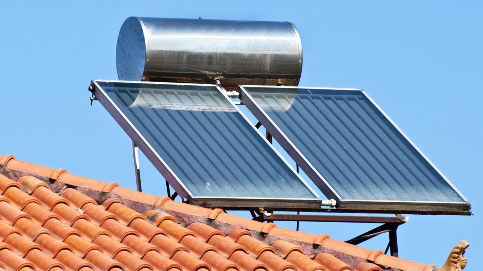 Ο ηλιακός θερμοσίφωνας αποτελεί την πιο οικονομική λύση σε μία κατοικία.