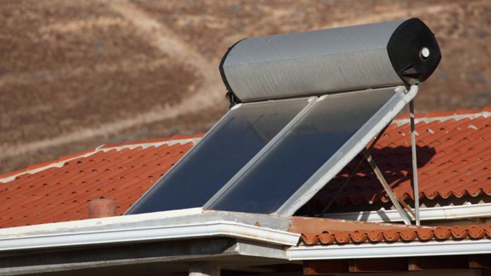 Πώς να αξιοποιήσεις τον ήλιο για οικονομία & ζεστό νερό όλο τον χρόνο