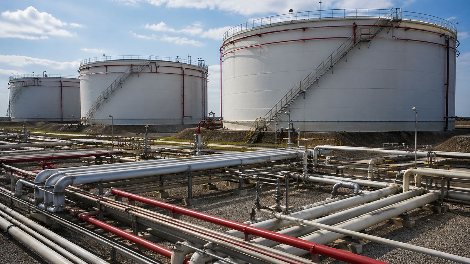 Εγκαταστάσεις αποθήκευσης πετρελαίου ή μεταφοράς καυσίμων σε βιομηχανικό τοπίο