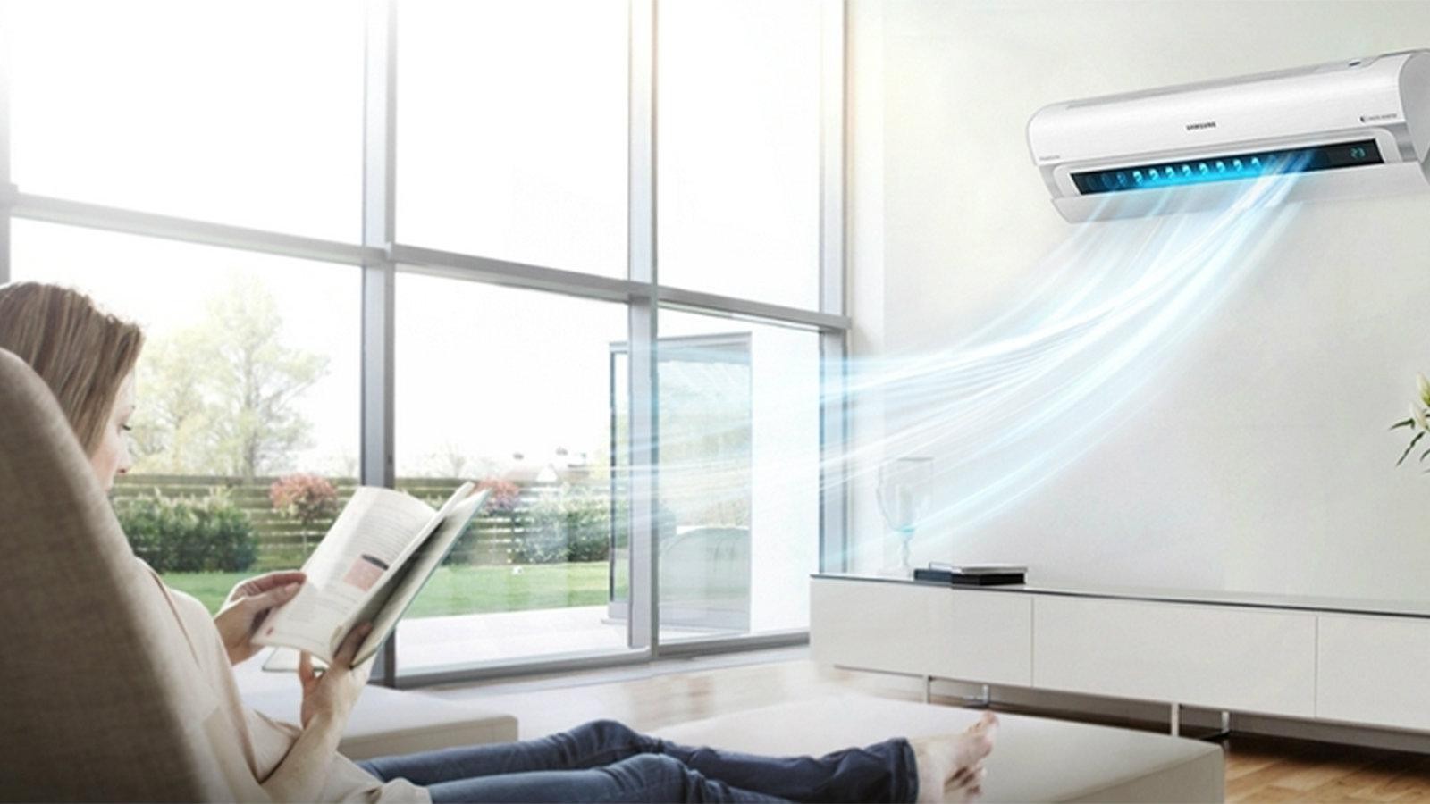 Έξυπνο κλιματιστικό inverter νέας γενιάς σε μοντέρνο σαλόνι – οικονομική ψύξη και θέρμανση 2025.