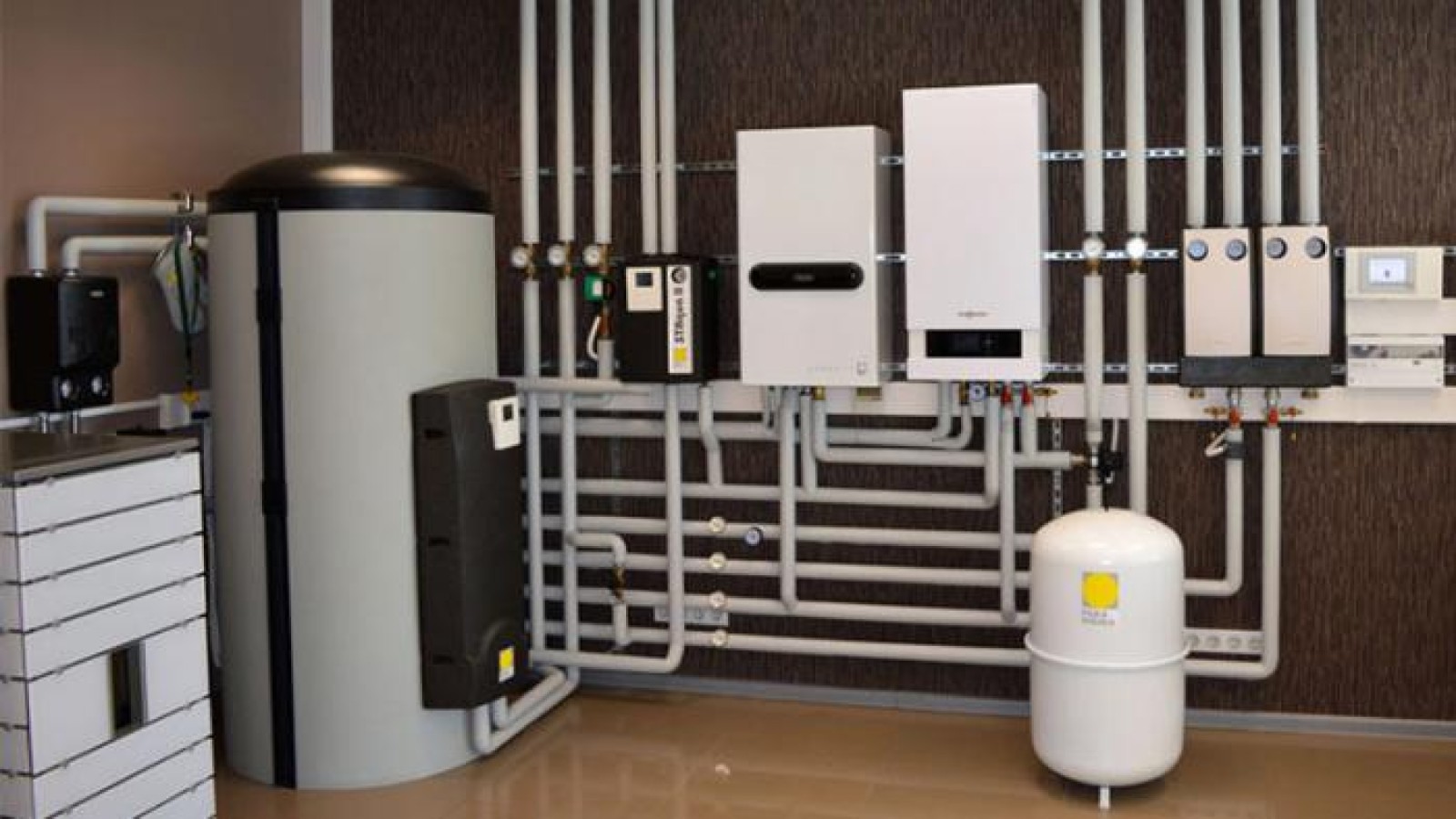 Σύγχρονος λέβητας συμπύκνωσης σε οικιακό λεβητοστάσιο με καθαρή εγκατάσταση και ενεργειακή σήμανση Α++.