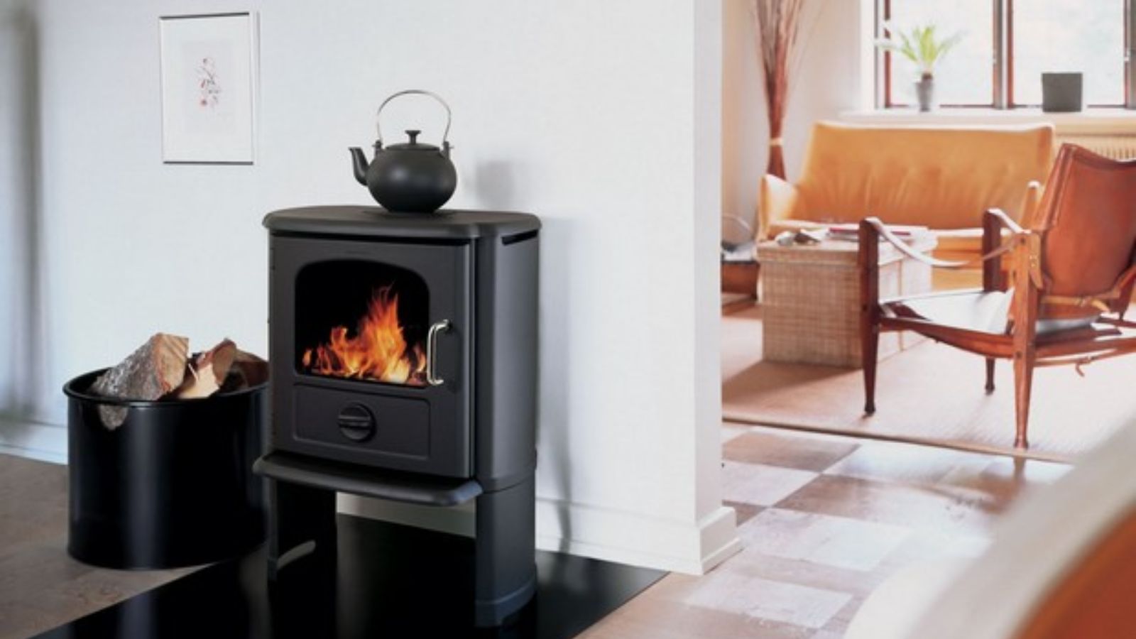 Σύγχρονο καθιστικό με ενεργειακό τζάκι, σόμπα πέλλετ και κλιματιστικό inverter σε λειτουργία θέρμανσης.