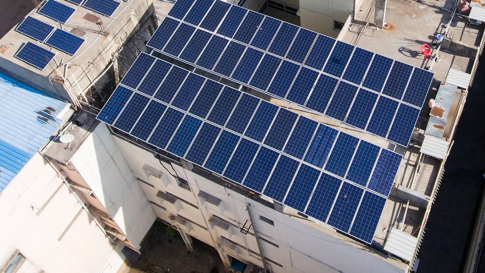 Εγκατάσταση φωτοβολταϊκών σε πολυκατοικίες – Τι προβλέπει η νέα ρύθμιση του ΥΠΕΝ