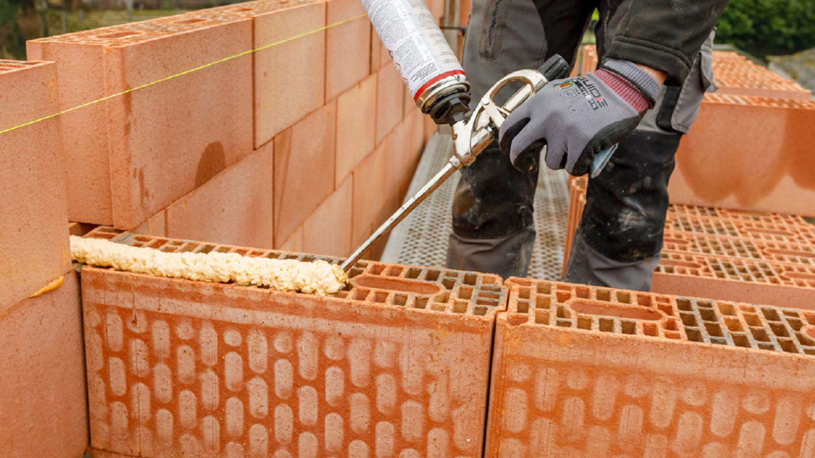 Σύγχρονη κατοικία υπό κατασκευή με θερμομονωτικά τούβλα.