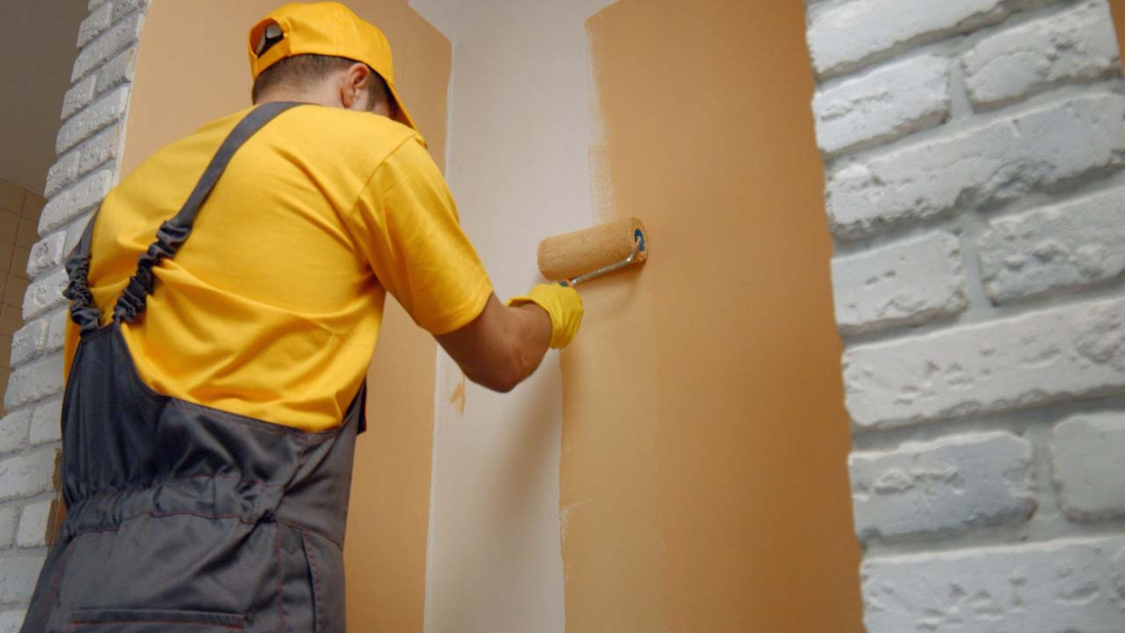 4 κόλπα για να γλιτώσεις λεφτά φέτος στο βάψιμο (video)