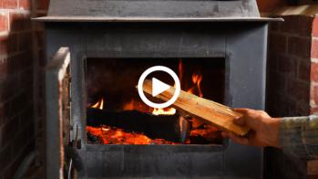 Ξυλόσομπα που ζεσταίνει, ομορφαίνει και μαγειρεύει δωρεάν. Δες το VIDEO.
