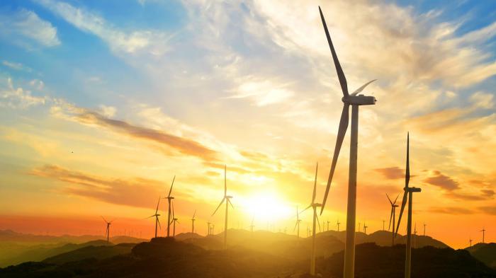 Το τέλος για τις ανανεώσιμες πηγές ενέργειας (ΑΠΕ), με το οποίο επιβαρύνονται οι Γερμανοί φορολογούμενοι στους λογαριασμούς τους, περικόπτεται κατά 42,7%.