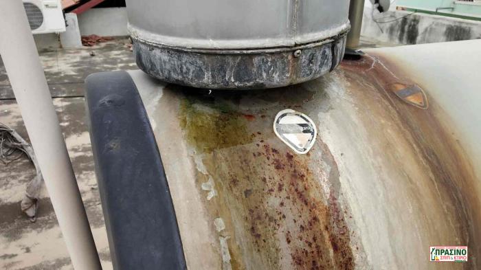 Η ηλεκτρόλυση δημιουργεί στον ηλιακό διάβρωση, σκουριά, τρύπημα στον ηλιακό θερμοσίφωνα. Λύση η αλλαγή της ράβδου μαγνησίου.
