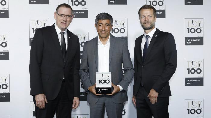 Georg Weber (CTO WILO SE), RangaYogeshwar, Dr. Jörg Praczyk (SeniorVicePresident Research & Development WILO SE) στην τελετή απονομής TOP 100 στη Φρανκφούρτη /Γερμανία.