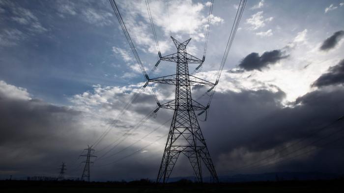 Πυκνώνουν τα σύννεφα στην Ευρώπη και η λύση για φθηνότερη ηλεκτρική ενέργεια για τους καταναλωτές είναι δυσεπίλυτος γρίφος.