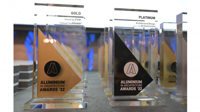 Οι τιμητικές διακρίσεις, όπως το βραβείο Designer of the year, επικυρώνουν με τον καλύτερο τρόπο την ηγετική θέση που κατέχει η εταιρεία στον κλάδο των αρχιτεκτονικών συστημάτων αλουμινίου.