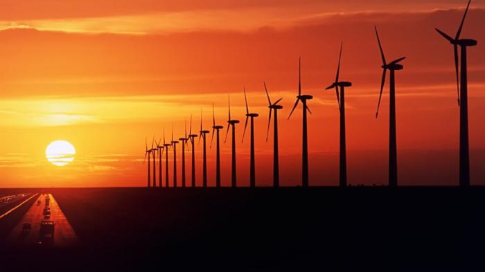 Η καλύτερη απάντηση στη πρόκληση των αυξημένων τιμών στην ενέργεια είναι η άμεση επένδυση στις ανανεώσιμες πηγές ενέργειας (ΑΠΕ).