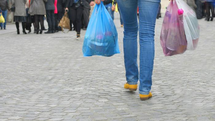 Πλαστικές σακούλες μετατρέπονται σε πλάκες πεζοδρομίου