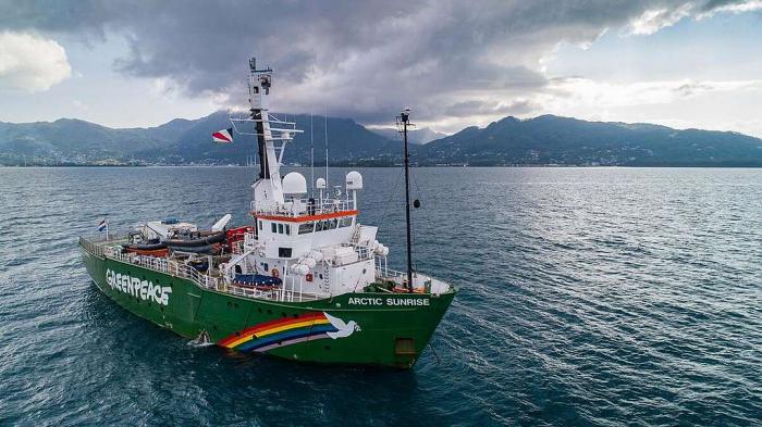 Το πλοίο της Greenpeace πραγματοποιεί έρευνα πεδίου στην Ελληνική Τάφρο για την προστασία του φυσικού μας πλούτου