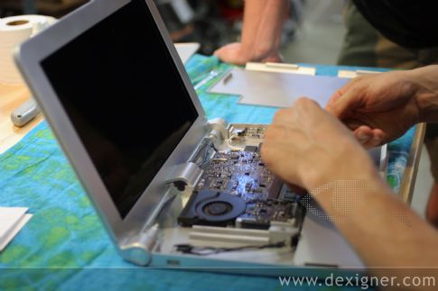 Το πρωτότυπο αυτό laptop διαλύεται σε λιγότερο από 3 λεπτά, ακολουθώντας 10 εύκολα βήματα, χωρίς κατσαβίδι ή άλλο εργαλείο.