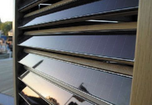 Οι κινητές φωτοβολταϊκές περσίδες παράγουν ρεύμα όταν είναι κλειστές και προστατεύουν παράλληλα το κτίριο από τον ήλιο.