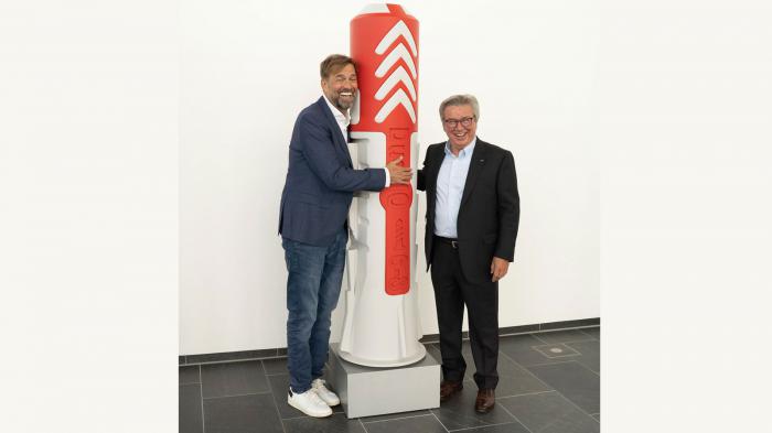 Έναρξη νέας συνεργασίας: Ο πρεσβευτής επωνυμίας της fischer
Γιούργκεν Κλοπ και ο ιδιοκτήτης της εταιρείας καθηγητής Κλάους Φίσερ.