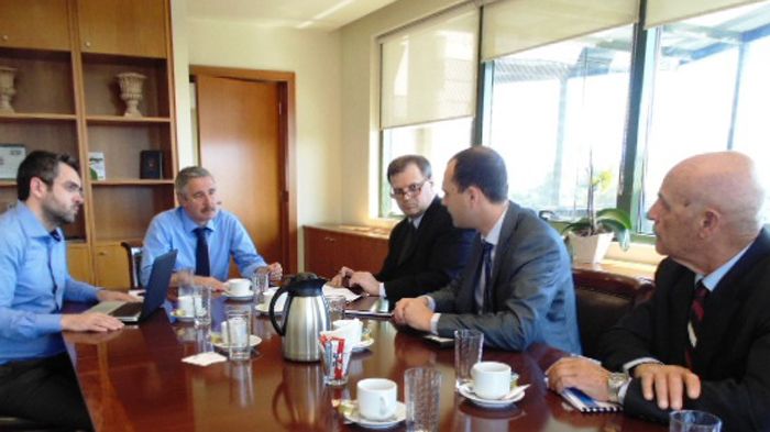 Ο υπουργός ΠΕΚΑ, Γ. Μανιάτης και εκπρόσωποι της εταιρείας GOLAR LNG συζήτησαν, π Ο υπουργός ΠΕΚΑ, Γ. Μανιάτης και εκπρόσωποι της εταιρείας GOLAR LNG συζήτησαν, προκειμένου η εταιρεία να χρηματοδοτήσει έναν νέο πλωτό σταθμό φυσικού αερίου της ΔΕΠΑ στη Βόρεια Ελλάδα.