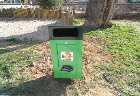 Ο μεταλλικός κάδος της LUISISTO διαθέτει εργονομικό σχεδιασμό.