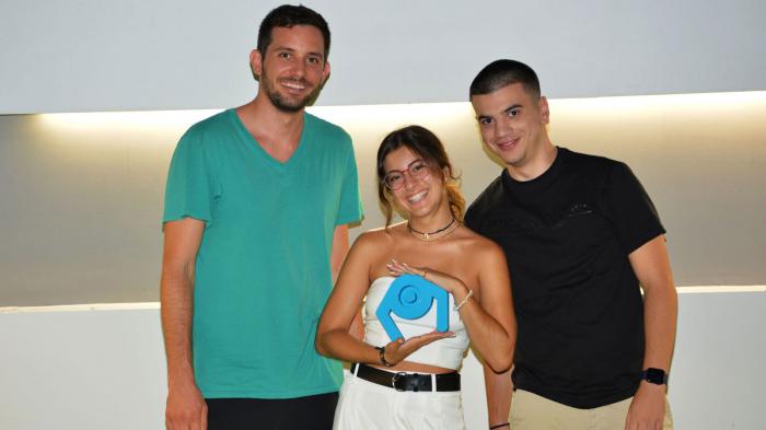 Το Pop2See Smart Class δημιουργήθηκε από τους μαθητές Αλίκη Ράγκου και Κωνσταντίνο Μαζαράκη, με την εποπτεία του προπονητή τους Σπύρου Τσουκαλά. 