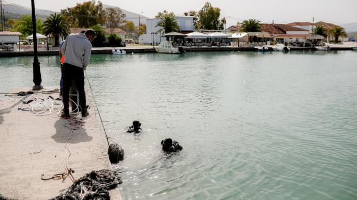 Καθαρισμός λιμανιού στη Σαγιάδα