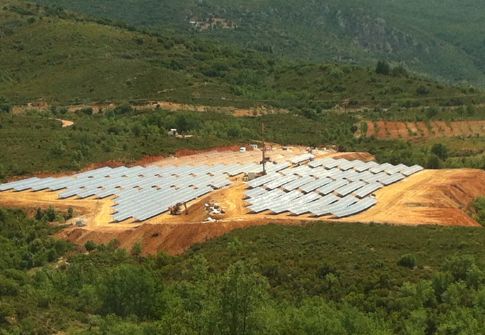 H φωτοβολταϊκή εγκατάσταση στη Σπάρτη με ισχύ 1,5 MW που βασίζεται στο μονοπάσσαλο στήριγμα HELIOS.