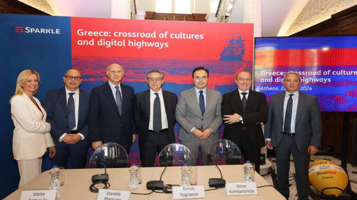 Από αριστερά, η κα Στέλλα Τσιτσούλα, συντονίστρια της ημερίδας, και κατά σειρά ο Από αριστερά, η κα Στέλλα Τσιτσούλα, συντονίστρια της ημερίδας, και κατά σειρά οι κ.κ. Daniele Mancuso, Διευθύνων Σύμβουλος της Sparkle Greece, Alessandro Pansa, Πρόεδρος της Sparkle, Enrico Bagnasco,