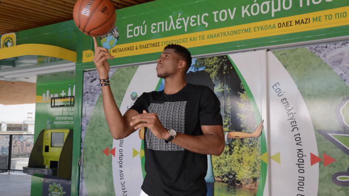 Ανακύκλωση με πρεσβευτή τον Αντετοκούνμπο, πετυχαίνει 2 ρεκόρ Guinness Ανακύκλωση με πρεσβευτή τον Αντετοκούνμπο, πετυχαίνει 2 ρεκόρ Guinness