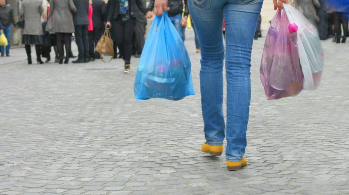 «Χαράτσι» στις πλαστικές σακούλες!
