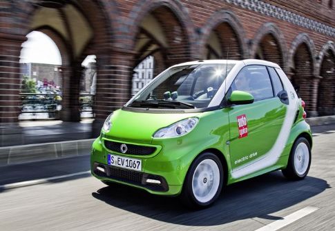 Η ηλεκτροκίνητη εκδοχή του smart fortwo θα βρίσκεται στην Ελλάδα το 2013.	