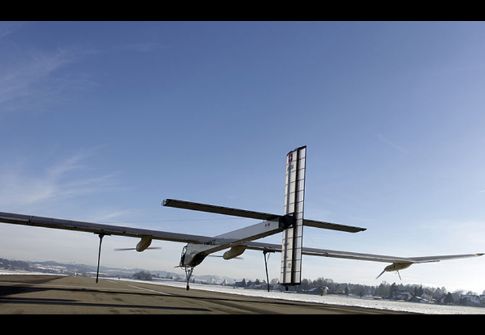 Το Solar Impulse ολοκλήρωσε το πρώτο του διεθνές ταξίδι