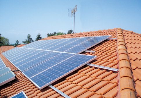 Ρεκόρ σημείωσαν τα φωτοβολταϊκά στις στέγες